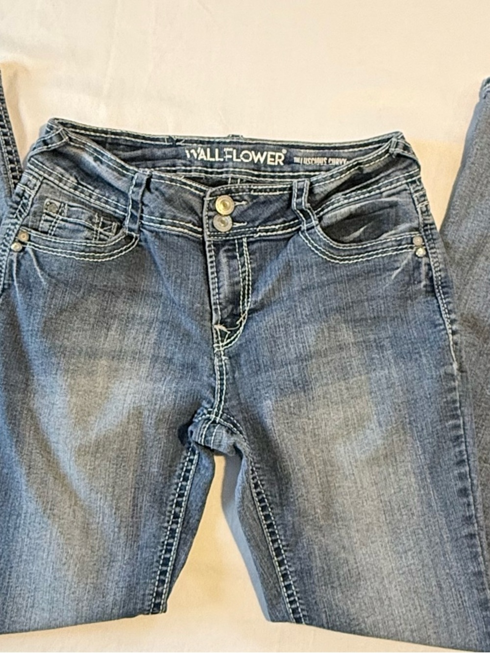 Wallflower Women's Skinny Jeans in Medium Blue Wash